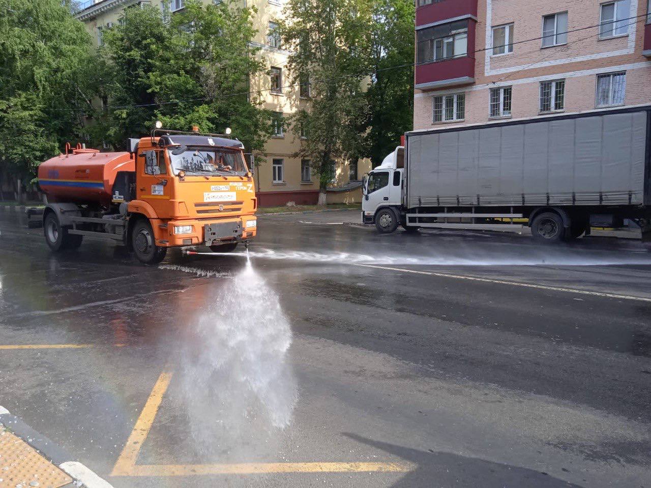 Более 150 кубометров воды в день используют в Люберцах для полива и аэрации  дорог | Администрация городского округа Люберцы Московской области